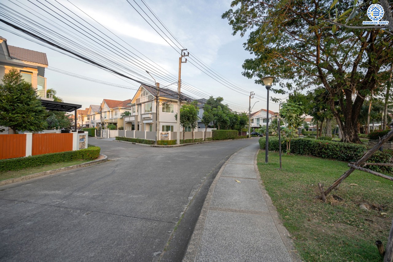 บ้านมือสองตกแต่งใหม่ โครงการ เพอร์เฟคเพลส1 ราชพฤกษ์ คุณภาพแบรนด์ Property Perfect เนื้อที่ 66.2 ตร.ว. ตอบโจทย์ทุกการอยู่อาศัย ฟังก์ชัน 3 ห้องนอน 3 ห้องน้ำ 2 ที่จอดรถ บนทำเลติดถนนราชพฤกษ์ ใกล้วงเวียนพระราม5 รถไฟฟ้าสายสีม่วง "สถานีบางรักน้อยท่าอิฐ" และจุดขึ้นทางด่วน "กาญจนาภิเษก"